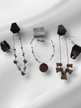 NWT New York & Company Pink Beaded Medallion Necklace & Paparazzi (4 Pieces)